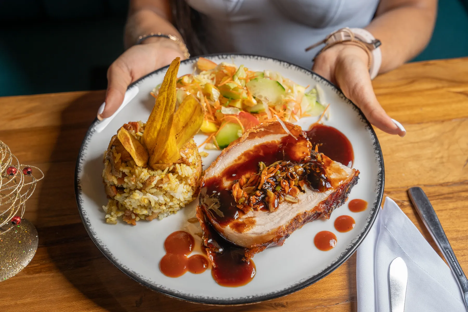 Mesero presentando un plato recién servido en Burako Gourmet Bar