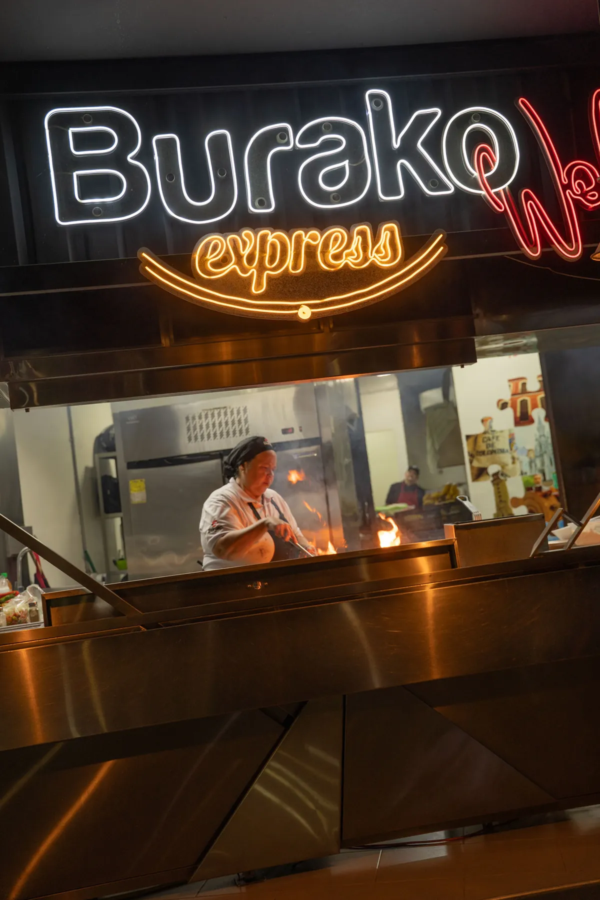 Estación de wok en acción en Burako Gourmet Bar