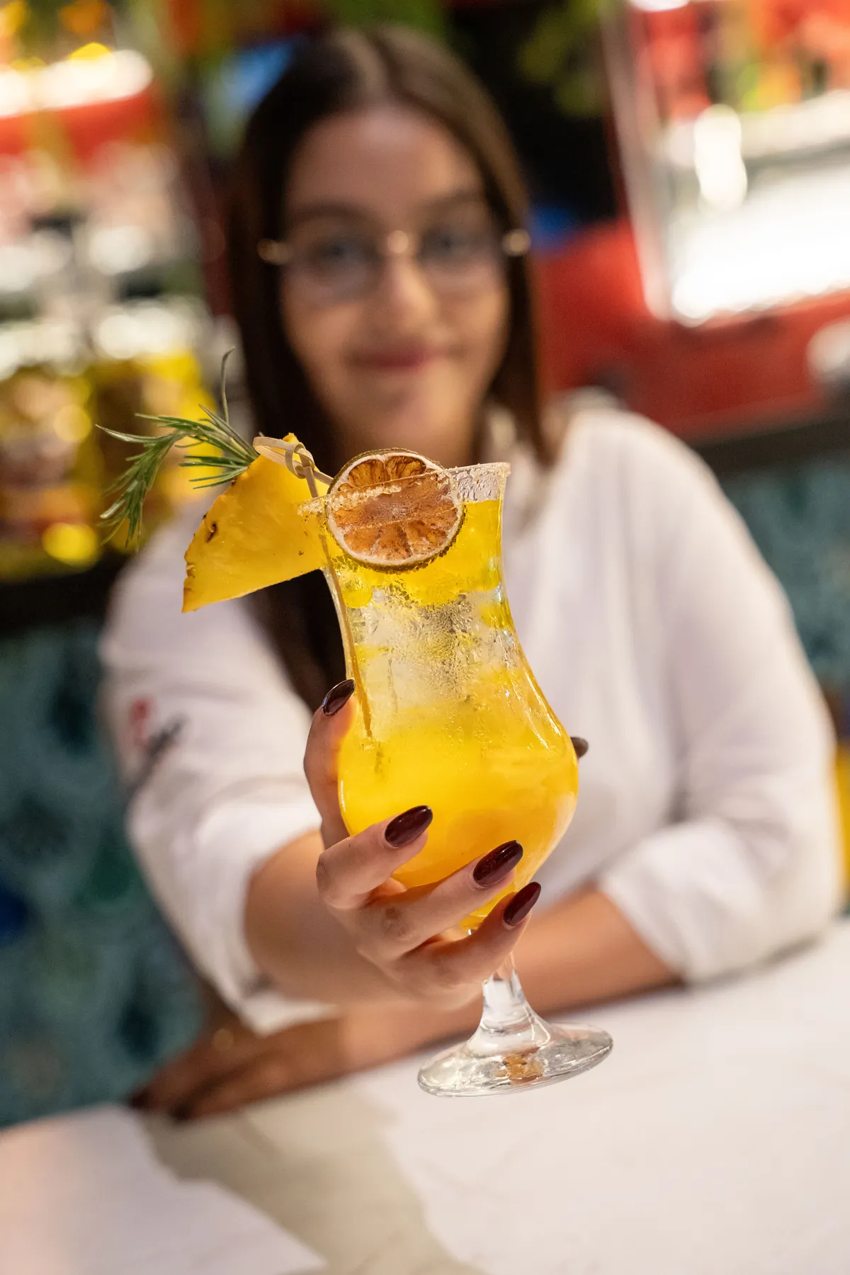 Bartender preparando un coctel de autor en la barra de Burako Gourmet Bar