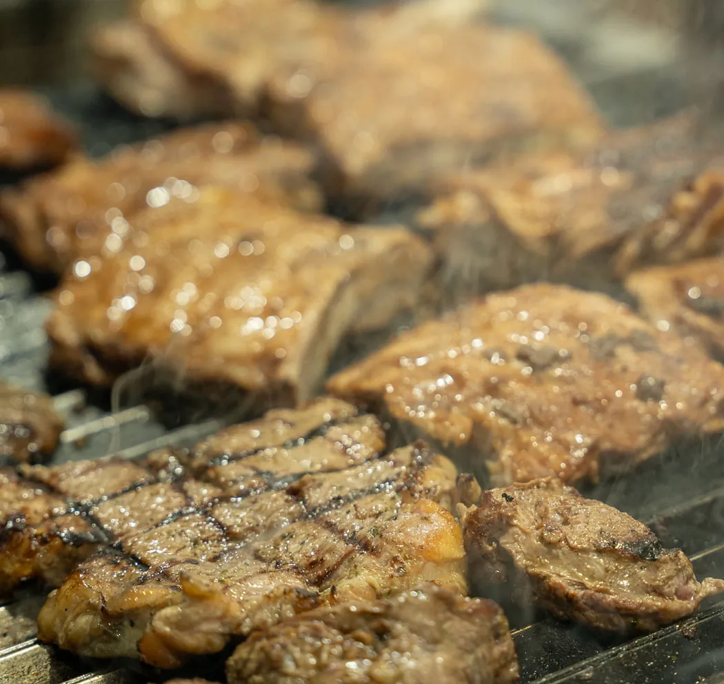 Parrilla en acción en la cocina de Burako Gourmet Bar