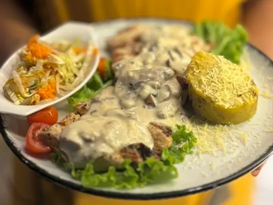 Pechuga en champiñones al vino blanco