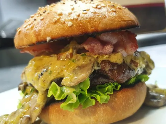 Hamburguesa angus con salsa cremosa de champiñones y tocineta